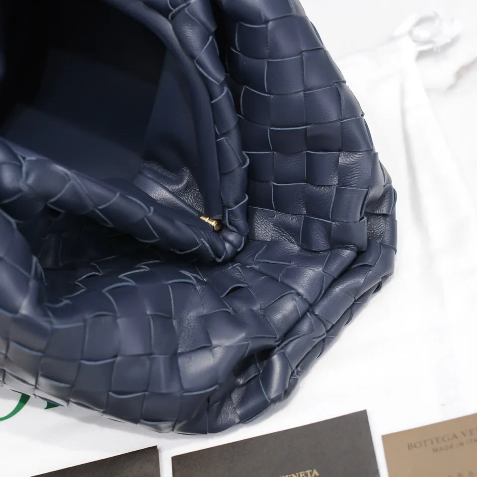 🔥🔥The counterattack of the popular Bottega Veneta started with this series of cloud bags, which went viral in the fashion circle and started a craze! Out of stock, out of stock, out of stock... One piece is hard to find, super hard to buy, regardless of age, season, or occasion. Very classy. Really, if you carry this on the road, it will turn heads! This is also the reason why this series is so expensive. Large size: 38*20*8.5cm [Big Cloud Weave] Black